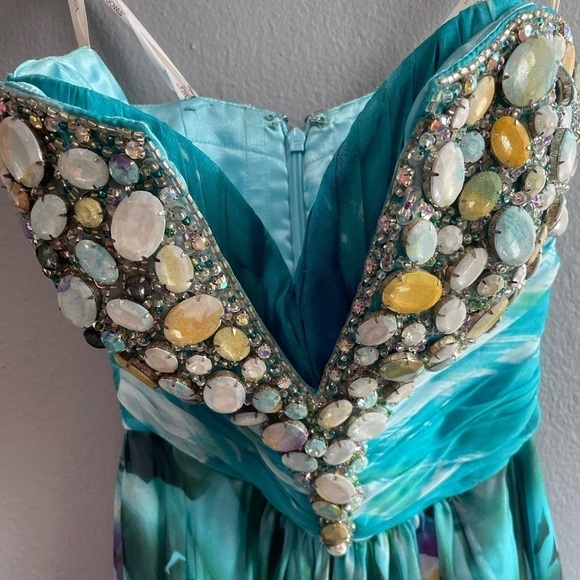 Tony Bowls Dramatic Floral Print Chiffon Formal Dress. Size 0 - Picture 9 of 15